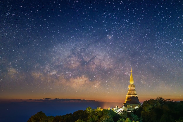 Pagode Dans Le Temple De Doi Inthanon Au Coucher Du Soleil Crépuscule Avec Fond De La Voie Lactée, Chiang Mai