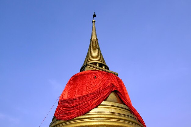 pagode dorée avec un beau ciel bleu