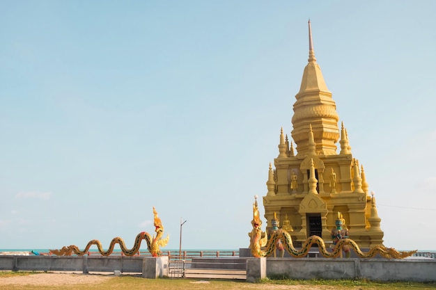 La pagode dorée et le temple Laem Sor Wat sur Koh Samui, en Thaïlande