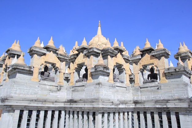 Photo pagode de grès dans le temple pa kung à roi et de thaïlande