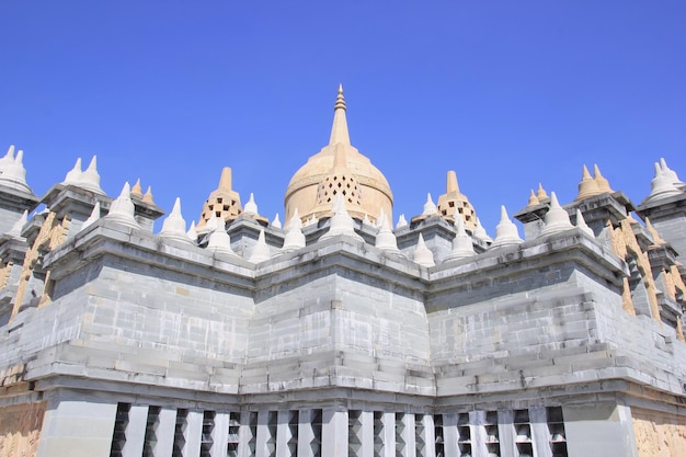 Photo pagode de grès dans le temple pa kung à roi et de thaïlande