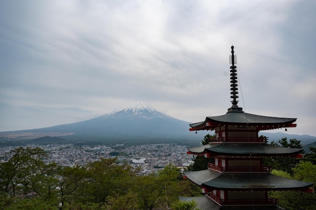 Une pagode avec le mont fuji en arrière-plan