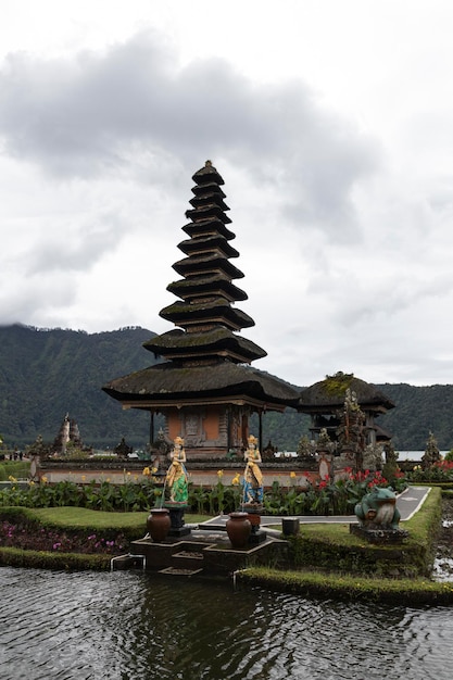 une pagode avec une montagne en arrière-plan et un panneau disant temple