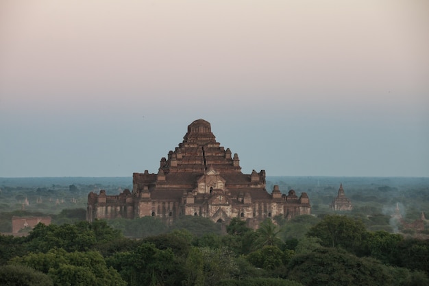 Une pagode à Old Bagan, Myanmar