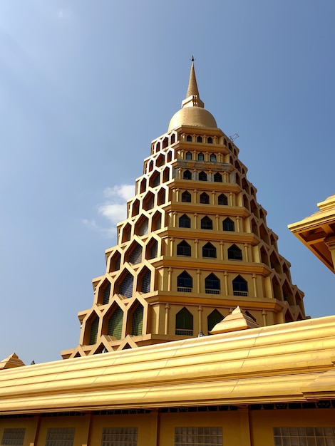 Pagode d'or au temple Thait Province d'Angthong Thaïlande