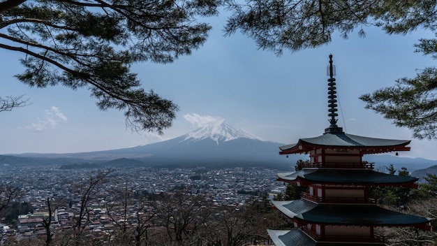 Pagode rouge Chureito avec le mont. Fuji