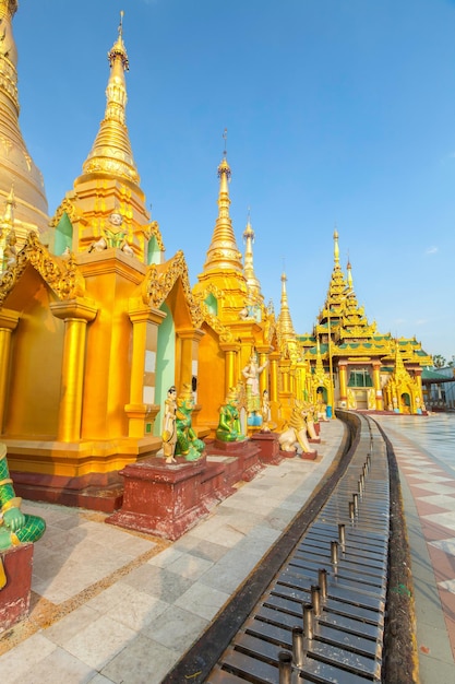 Pagode shwedagon pagode dorée au Myanmar.