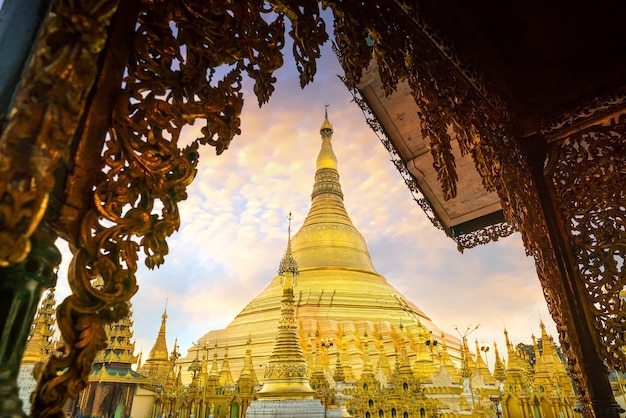 Pagode Shwedagon à Yangon, Myanmar au coucher du soleil