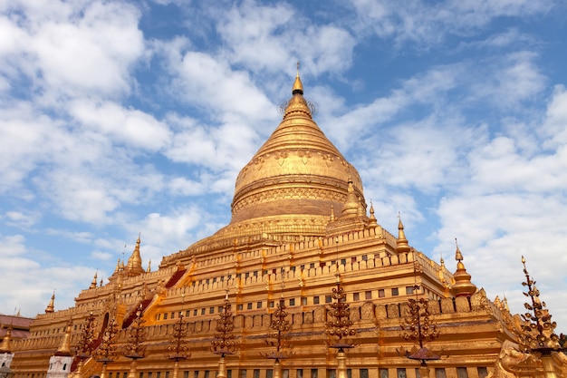 Pagode Shwezigon d'or à Bagan, Myanmar.