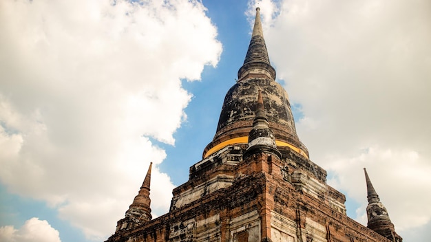 La pagode et le statut de Bouddha au Wat Yai Chaimongkol Ayutthaya en Thaïlande