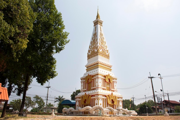 Pagode ou Stupa du temple Wat That Noi Si Bun Rueang pour les voyageurs étrangers et les thaïlandais voyagent visiter et respecter la prière dans la ville de That Phanom à Nakhon Phanom en Thaïlande