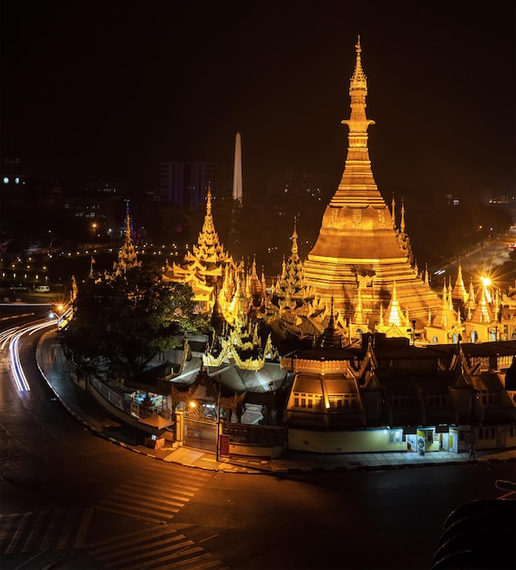 La pagode Sule est un stupa birman à Yangon, au Myanmar.