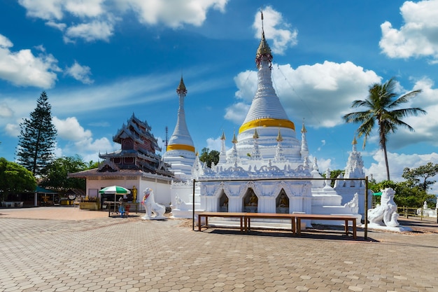 Pagode unique blanche à Wat Phra That Doi Gongmoo monument de Maehongson, Thaïlande.