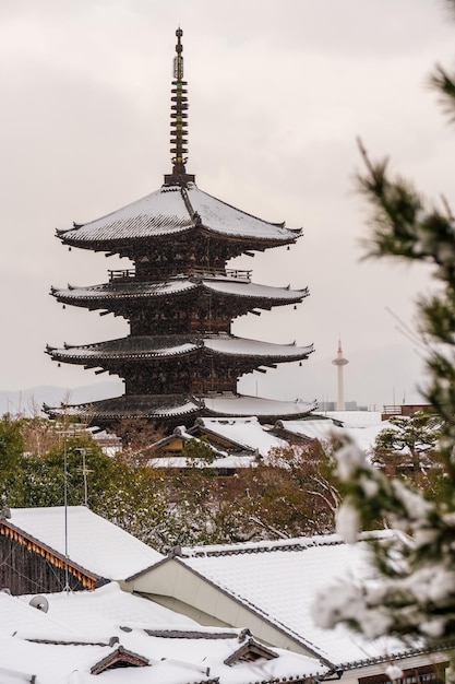 Pagode Yasaka avec neige en hiver Beau paysage de Kyoto Japon