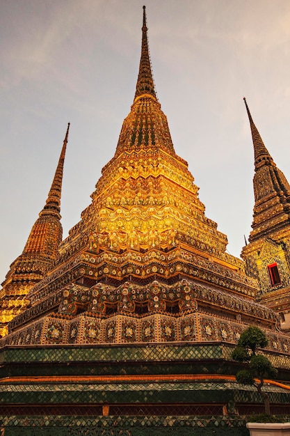 Pagodes dorées du temple bouddhiste Wat Pho à Bangkok, Thaïlande. Temple bouddhiste au coucher du soleil, Bangkok