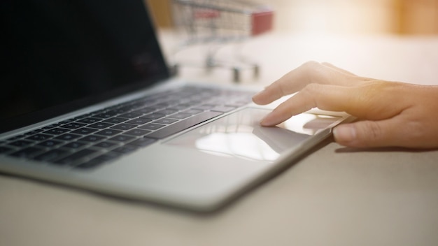 Paiement des achats en ligne à l'aide d'un ordinateur portable le concept d'achat et de paiement en ligne