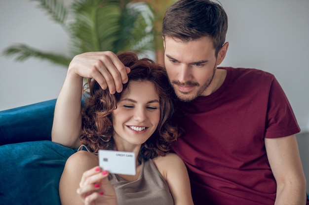 Paiement en ligne. Un jeune couple discutant de quoi acheter en ligne
