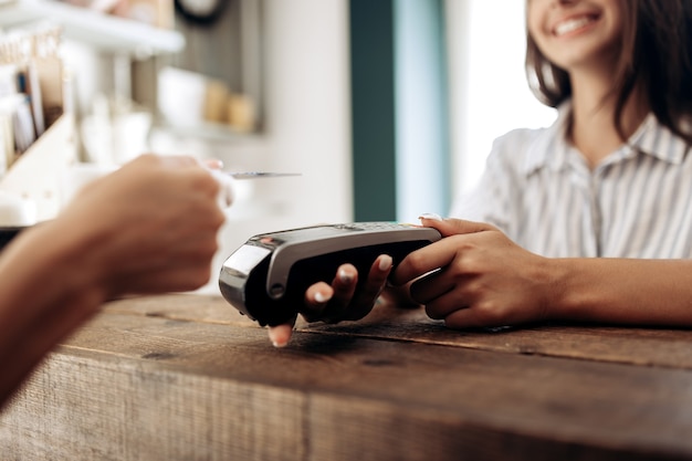 Paiement par carte de crédit dans le magasin de fleurs