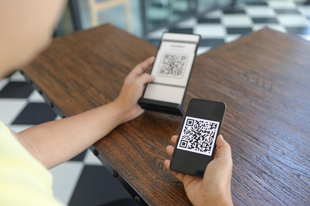 Paiement par code Qr E wallet Étiquette de numérisation pour homme acceptée générer un paiement numérique sans numérisation d'argent Code QR achats en ligne concept technologique sans espèces