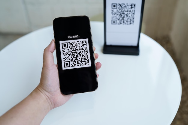 Paiement par code QR E wallet Homme scannant l'étiquette acceptée générer un paiement numérique sans scanner d'argent Code QR achats en ligne concept de technologie de paiement et de vérification sans numéraire