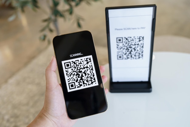 Paiement par code QR E wallet Homme scannant l'étiquette acceptée générer un paiement numérique sans scanner d'argent Code QR achats en ligne concept de technologie de paiement et de vérification sans numéraire