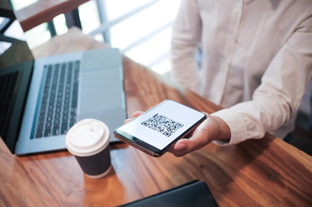 Paiement par code QR Femme scannant le code QR achats en ligne concept de technologie sans numéraire
