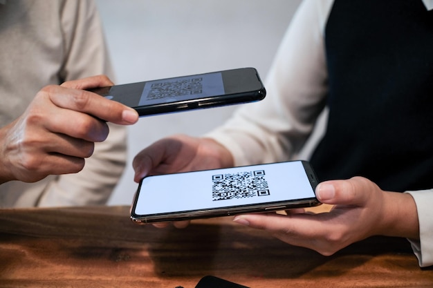 Paiement par code QR Femme scannant le code QR achats en ligne concept de technologie sans numéraire