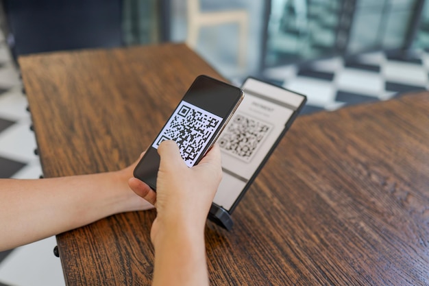 paiement par code QR portefeuille électronique tag de numérisation de l'homme accepté générer un paiement numérique sans numérisation d'argent code QR achat en ligne concept de technologie sans espèces