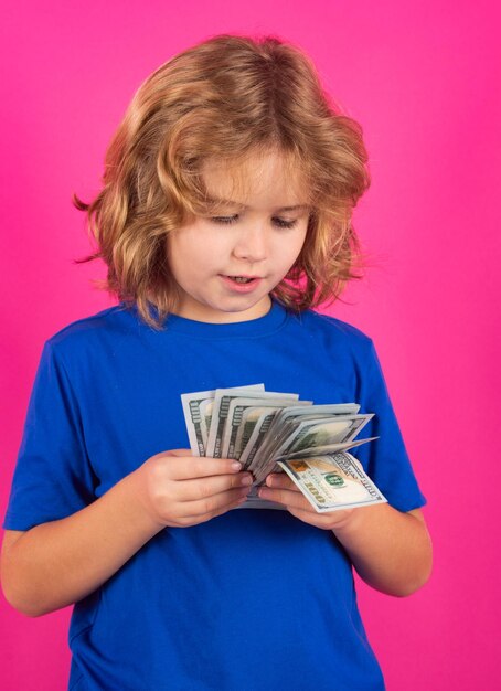 Paiement des salaires des factures d'argent Portrait en studio d'un enfant avec des billets en argent Enfant avec de l'argent pour l'avenir Enfants apprenant la responsabilité financière d'économiser de l'argent