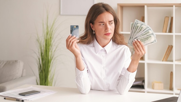 Paiements en ligne hésitant à garder l'argent de la femme