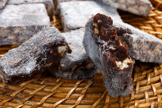 Paille italienne avec biscuit et chocolat