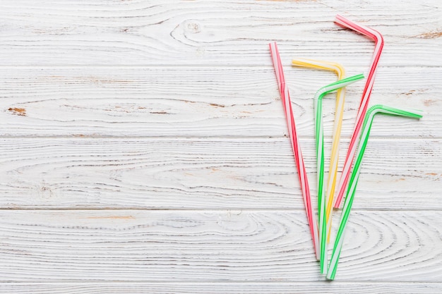 Pailles à boire pour fête sur fond coloré Vue supérieure de pailles jetables en plastique colorées pour cocktails d'été différentes pailles pour jus avec espace de copie