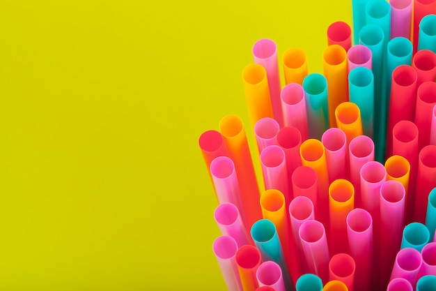 Pailles colorées pour boisson boisson non alcoolisée sur fond coloré