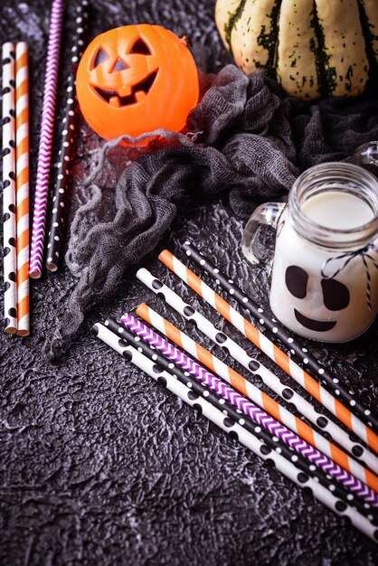 Pailles en papier à rayures festives colorées et décor d&#39;Halloween