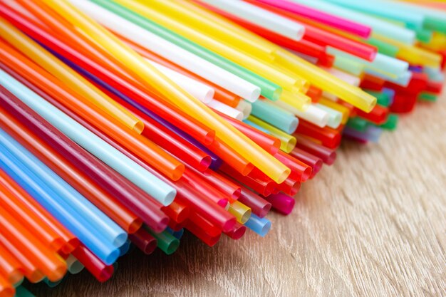 Des pailles en plastique multicolores pour les boissons sur la table Des pailles pour les boissons cocktails