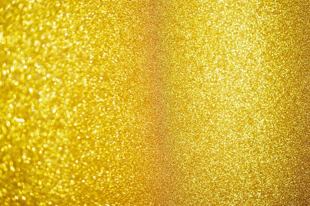 Des paillettes d'or abstraites scintillent avec un fond clair bokeh