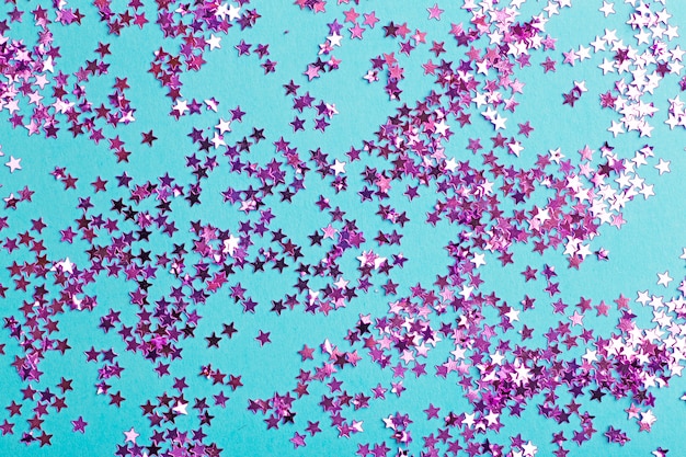 Paillettes sur une surface bleue