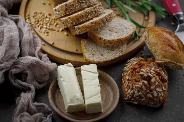 Pain avec des accessoires de cuisine sur la table