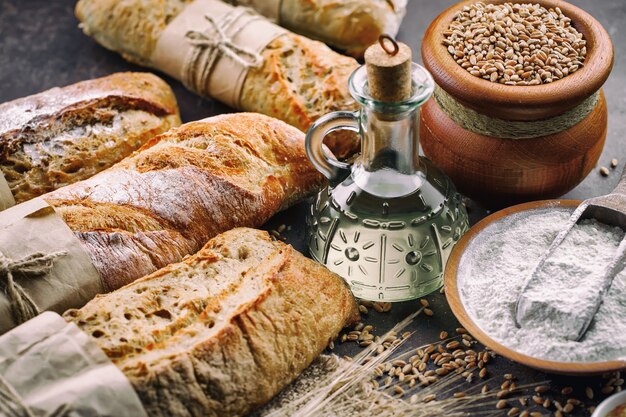 Pain avec des accessoires de cuisine sur la table