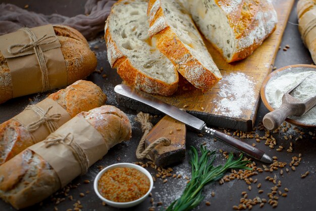 Pain avec des accessoires de cuisine sur la table