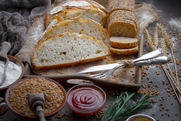 Pain avec des accessoires de cuisine sur la table