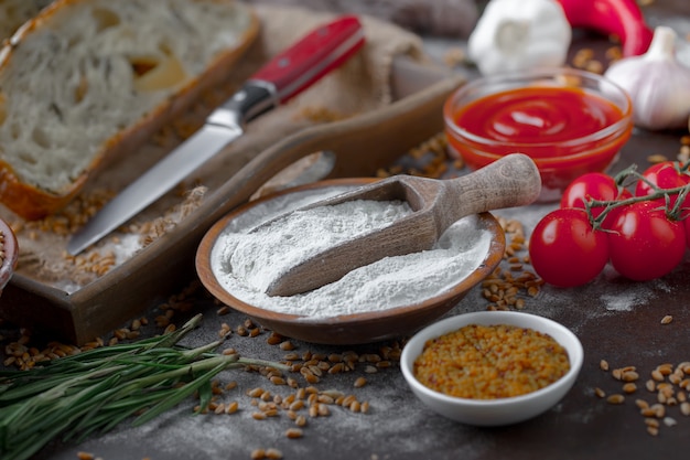 Pain avec des accessoires de cuisine sur la table