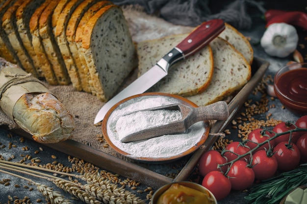 Pain avec des accessoires de cuisine sur la table