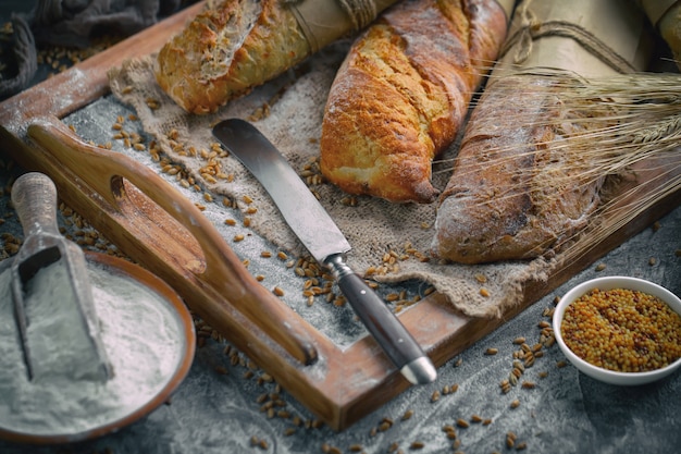 Pain avec des accessoires de cuisine sur la table