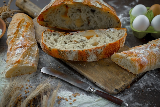 Pain avec des accessoires de cuisine sur la table