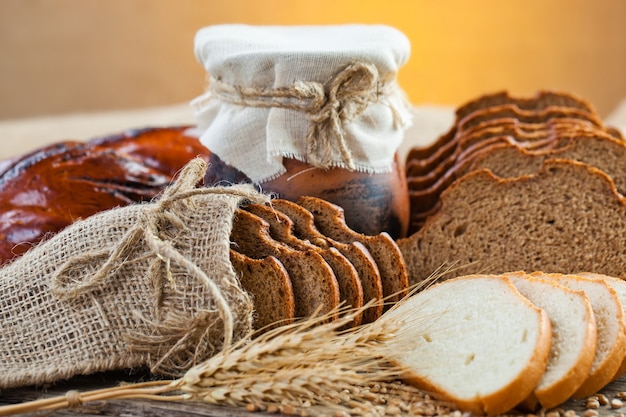 Pain avec des accessoires de cuisine sur la table