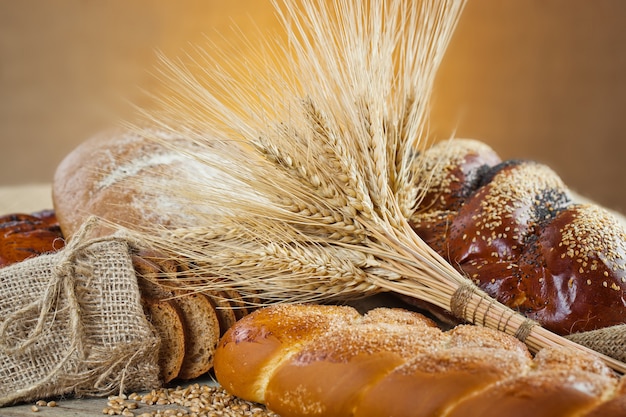 Pain avec des accessoires de cuisine sur la table