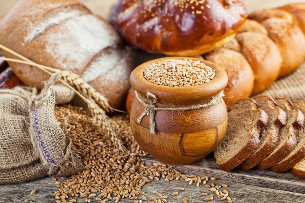 Pain avec des accessoires de cuisine sur la table