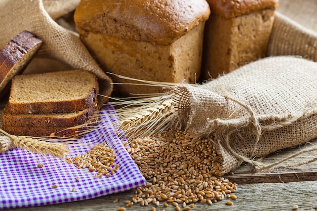 Pain avec des accessoires de cuisine sur la table