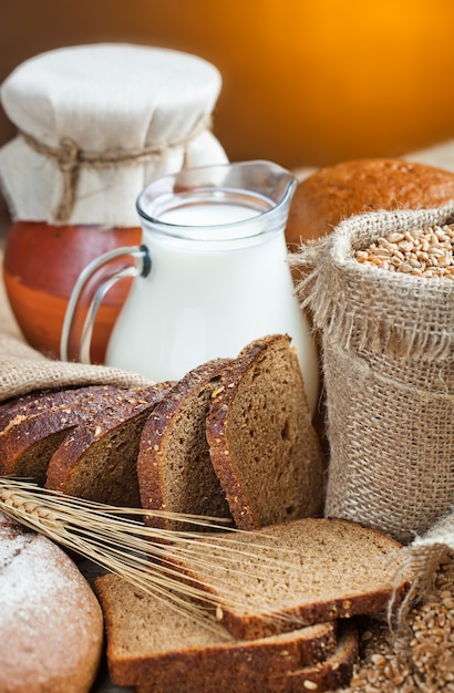 Pain avec des accessoires de cuisine sur la table